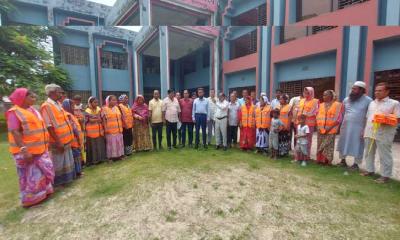 ইসলামপুরে পৌরসভার পরিচ্ছন্নতাকর্মীদের মাঝে পোশাক বিতরণ