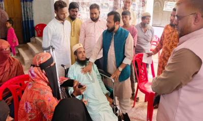 লক্ষ্মীপুরে প্রতিবন্ধীদের মাঝে হুইলচেয়ার বিতরণ