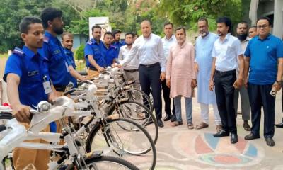 মুকসুদপুরে গ্রাম পুলিশদের মাঝে বাইসাইকেল বিতরণ