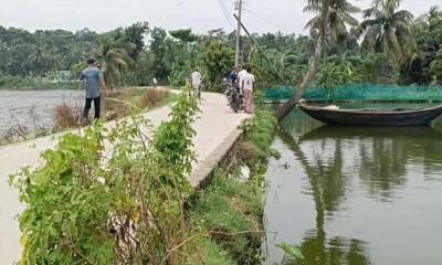 ফরিদগঞ্জে প্রায় ২ কোটি টাকার সড়ক নির্মাণের এক মাসেই ধসের ঝুঁকি