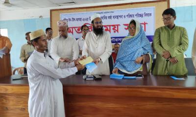 বনপাড়া পৌরসভার উদ্যোগে ইমাম-মুয়াজ্জিন-খতিবদের মাঝে ঈদুল আজহা উপলক্ষে সম্মানী ভাতা বিতরণ