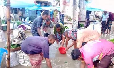 মোসলেমগঞ্জ হাটে হাঁটুপানি, ভোগান্তিতে ব্যবসায়ী ও পথচারী