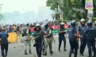 দেশীয় অস্ত্র নিয়ে পুলিশের ওপর ছাত্রলীগের হামলা, গোপালগঞ্জে সংঘর্ষ অব্যাহত