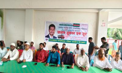 গলাচিপায় গণঅধিকারের পক্ষ থেকে বিভিন্ন পেশাজীবীর মাঝে রেইন কোট বিতরণ