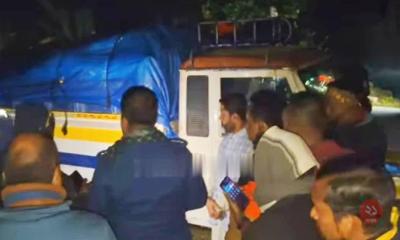 শ্রীপুরে পাচারের সময় ট্রাকসহ ৮০ বস্তা সার আটক করে পুলিশে দিল জনতা