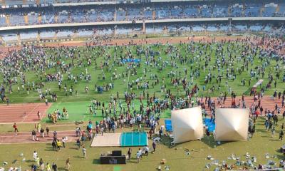 মেসিকে দেখতে না পেয়ে কলকাতায় গ্যালারিতে ভাঙচুর, দর্শক নেমে পড়লেন মাঠে