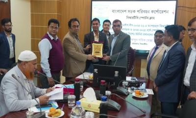 বিআরটিসি স্পোর্টস ক্লাবের পক্ষ থেকে মো. রাজু মোল্লাকে সম্মাননা স্মারক ক্রেস্ট প্রদান