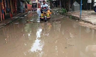 সামান্য বৃষ্টিতেই তানোর পৌর সদরের স্কুল সড়কে জলাবদ্ধতা, চরম দুর্ভোগ