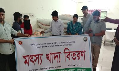 নোয়াখালীতে ক্ষতিগ্রস্ত প্রান্তিক মৎস্য চাষিদের মাঝে মৎস্য খাদ্য বিতরণ