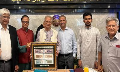 প্রধান উপদেষ্টার হাতে ছয়টি নতুন নোটের ডিজাইন হস্তান্তর