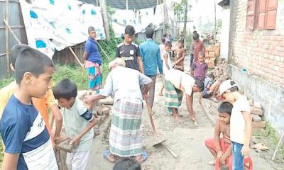 নওয়াপাড়া পৌরসভার সহযোগিতা না পেয়ে নিজ অর্থায়নে সড়ক সংস্কার করলেন এলাকাবাসী