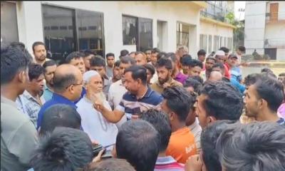 রূপগঞ্জে বকেয়া বেতনের দাবিতে ঢাকা-সিলেট মহাসড়ক অবরোধ