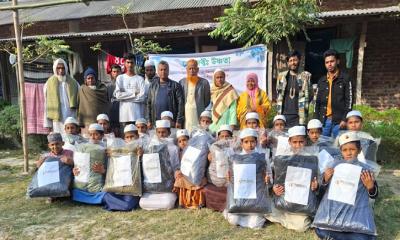 উজিরপুরে  এতিম ও মাদ্রাসা শিক্ষার্থীদের মাঝে শীতবস্ত্র বিতরণ