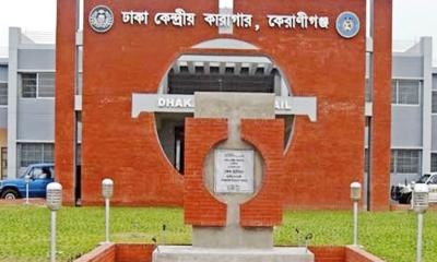 বুথে পোস্টাল ব্যালটে ভোট দিচ্ছেন কারাবন্দিরা