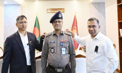 নতুন আইজিপিকে র‍্যাংক ব্যাজ পরিয়ে দিলেন প্রধানমন্ত্রী