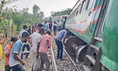ট্রেন লাইনচ্যুত, ঢাকার সঙ্গে উত্তরাঞ্চলের রেল যোগাযোগ বন্ধ
