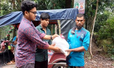 বাউফলে বন্যার্তদের মাঝে স্প্রেইড হিউম্যানিটির চাল বিতরণ