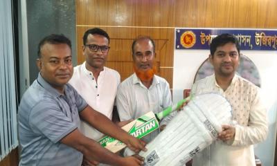 উজিরপুরে তরুণদের মাদক ও মোবাইল আসক্তি থেকে দূরে রাখতে ক্রীড়া সামগ্রী বিতরণ