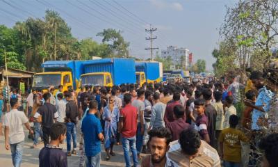 শ্রীপুরে কাভার্ড ভ্যান চালককে মারধরের অভিযোগ, প্রতিবাদে মহাসড়ক ৪ ঘণ্টা অবরোধ