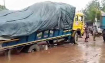 তানোর চৌবাড়িয়া হাটের রাস্তা ব্যবসায়ীদের গলার কাটা