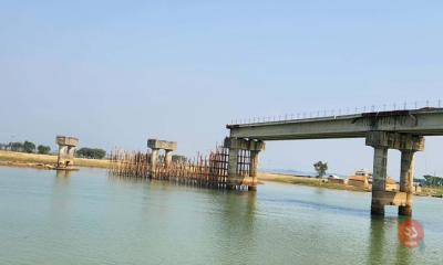 ঝুলে আছে অর্ধশত কোটি টাকার সেতু, বন্ধ নির্মাণকাজ