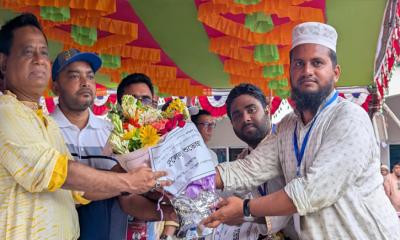 প্রাণে বেঁচে যাওয়া সাংবাদিককে কুয়াকাটায় গণসংবর্ধনা