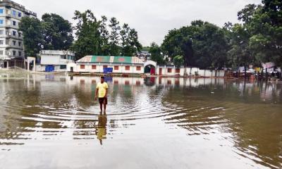 পুকুরে রূপ নিয়েছে সিংগাইর পাইলট স্কুলের মাঠ, ডেঙ্গু আতঙ্কে শিক্ষার্থীরা