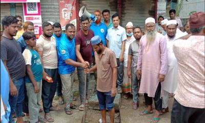 মান্দায় দূষণময় ড্রেনে ক্ষোভ, সংযোগ বন্ধ করলেন ব্যবসায়ী-মুসল্লিরা