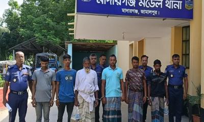 মাদারগঞ্জে পুলিশের ওপর হামলা করে মাদক ব্যবসায়ী ছিনতাই, গ্রেফতার ৪
