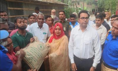 মান্দায় অসহায় প্রতিবন্ধী দম্পতির পাশে উপজেলা প্রশাসন