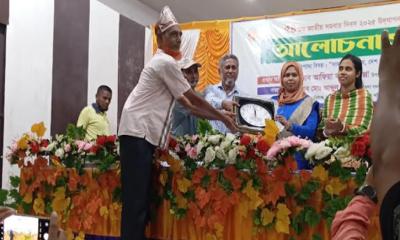 গৌরীপুরে শ্রেষ্ঠ সেবা কার্যক্রমে ভূমি জরিপকারী (আমিন) সমিতিকে পুরস্কার প্রদান