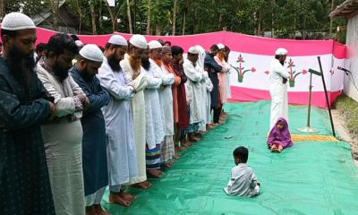 সৌদির সঙ্গে মিল রেখে ঝালকাঠিতে ঈদ উদযাপন