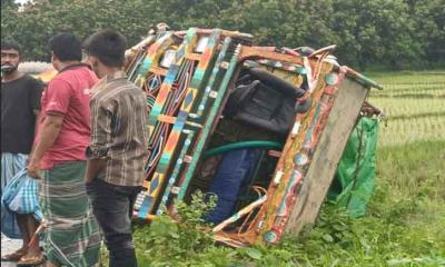 পত্নীতলায় সড়ক দুর্ঘটনায় পিকআপ চালক নিহত