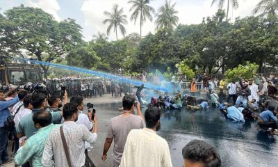 প্রেসক্লাবের সামনে শিক্ষক নিবন্ধনপ্রত্যাশীদের ওপর পুলিশের জলকামান ও সাউন্ড গ্রেনেড