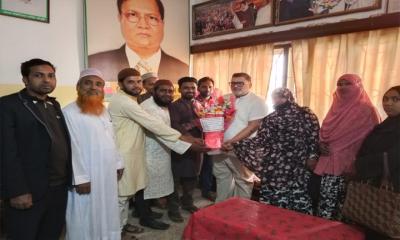 নকলায় স্বতন্ত্র এবতেদায়ী মাদ্রাসা শিক্ষক ঐক্যজোটের এমপি ফাহিম চৌধুরীকে ফুলেল শুভেচ্ছা