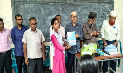 নওগাঁর পত্নীতলায় তিন শতাধিক শিক্ষার্থীর মাঝে দুদকের শিক্ষা উপকরণ বিতরণ
