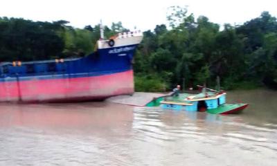 অভয়নগরে ভৈরব নদে জাহাজ-বলগেট সংঘর্ষে নৌযান চলাচল বন্ধ