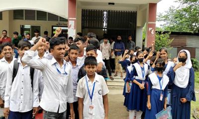 কোটালীপাড়ায় শিক্ষকের বিরুদ্ধে ছাত্রীকে যৌন হয়রানি অভিযোগ,শিক্ষার্থীদের বিক্ষোভ