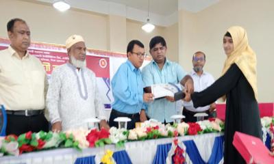 পত্নীতলায় ৪০ জন কৃতি শিক্ষার্থী পেলেন পুরস্কার