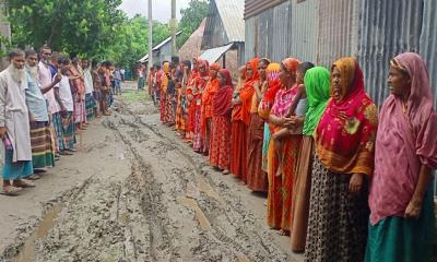 রাস্তা সংস্কারের দাবিতে সরিষাবাড়ীতে এলাকাবাসীর বিক্ষোভ