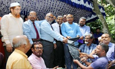 ভ্যানচালকদের মাঝে ইবি জিয়া পরিষদের রেনইকোট বিতরণ