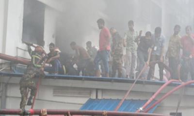 ৩ ঘণ্টা পেরিয়েও নির্বাপণ হয়নি আশুলিয়ার গার্মেন্টসের আগুন