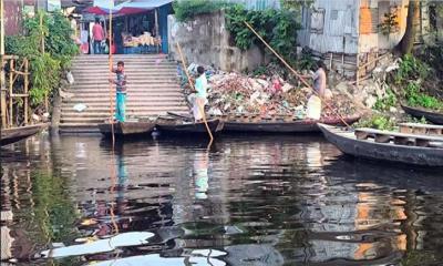 বাজারের ময়লা ফেলা হচ্ছে তিতাস নদীর পাড়ে, দুর্ভোগে মানুষ