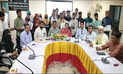 মাগুরার শ্রীপুরে কৃতি শিক্ষার্থীদের মাঝে ক্রেস্ট ও সার্টিফিকেট বিতরণ