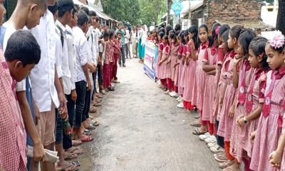 পুঠিয়ায় চতুর্থ শ্রেণীর স্কুল ছাত্রীকে ধর্ষণ চেষ্টার অভিযোগে মানববন্ধন