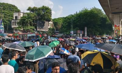 বুয়েট শিক্ষার্থীদের  তিন দাবিতে শাহবাগ মোড় অবরোধ