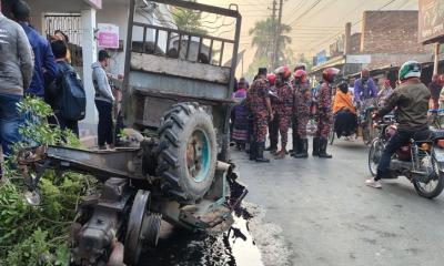 চাঁপাইনবাবগঞ্জের শিবগঞ্জে ট্রলি উল্টে শ্রমিকের মৃত্যু