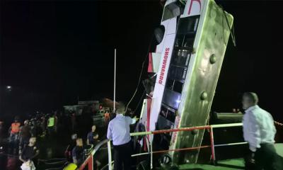 পদ্মায় ডুবে যাওয়া বাস উদ্ধার,বের হচ্ছে একের পর এক মরদেহ