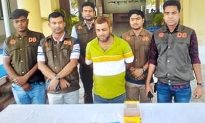 ঝিকরগাছায় ডিবি পুলিশের অভিযানে ইয়াবা ও টাকাসহ মাদক ব্যবসায়ী আটক