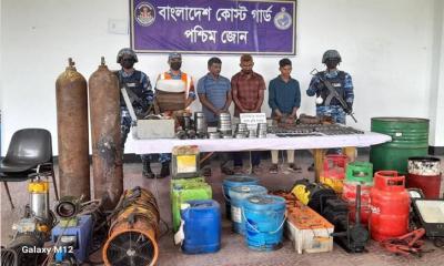 মোংলা বন্দরে বাণিজ্যিক জাহাজে ডাকাতি,আওয়ামী লীগ নেতার ছেলে সুমনসহ আটক ৩